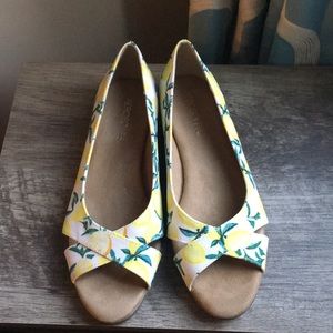 Aerosoles Sz 8 lemon printed flats